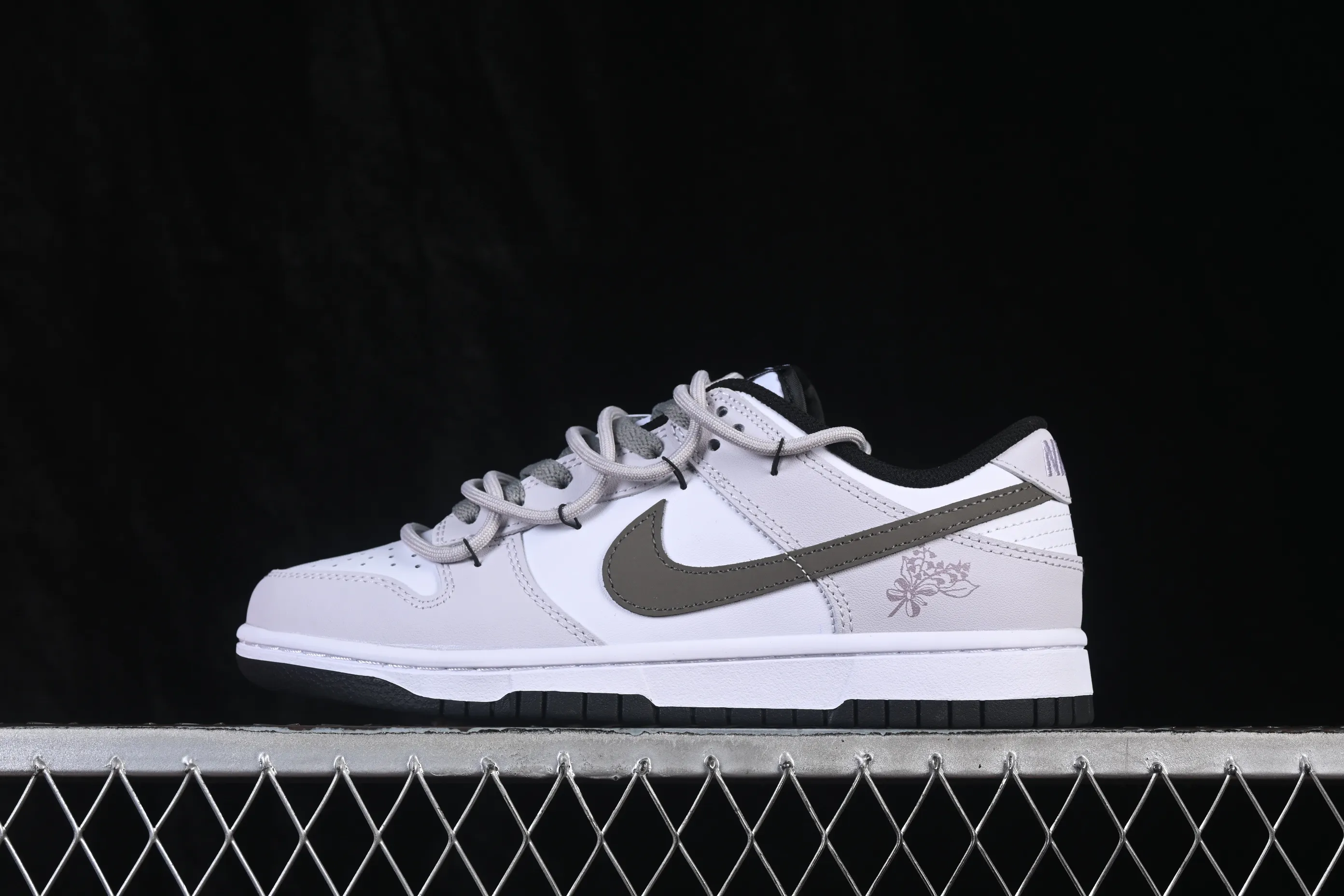 All categories Nk SB Dunk Series Nk SB Dunk Low High-end customized low-top sneakers Nike SB Dunk Low Black and gray straps Low-top casual sneakers CW1590-100